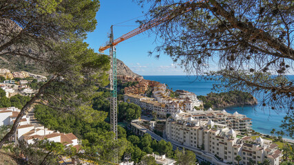Grúa de obra cerca de entornos protegidos donde no se hace mas que construir junto al mar...