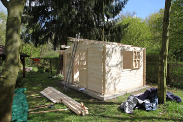 Holzhaus Gartenhäuschen aus dem Baumarkt im Garten errichten zusammenbauen