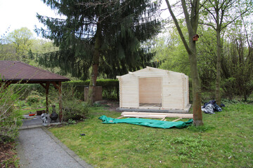 Holzhaus Gartenhaus aus dem Baumarkt im Garten errichten zusammenbauen