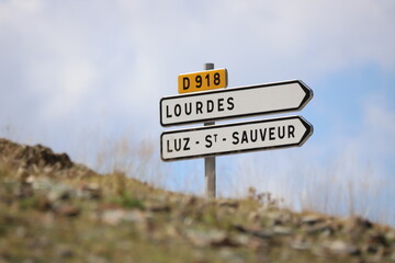 Luz Saint Sauveur Pyrénées - obrazy, fototapety, plakaty