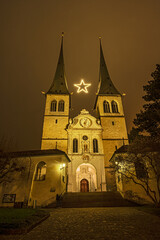 Fototapeta na wymiar Hofkirche St. Leodegar mit Weihnachtsstern, Luzern, Schweiz