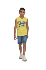 Naklejka premium front view of a full portrait of a boy dressed in shorts and sleeveless walking on white background