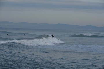 Surfista su onda marina.