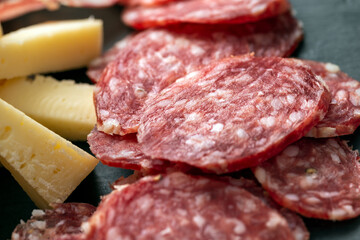 Primo piano di salame e formaggio, cibo italiano 