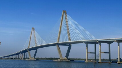 Arthur ravenel jr. bridge over water Cooper River in South Carolina, US, connecting downtown Charleston to Mount Pleasant. - obrazy, fototapety, plakaty