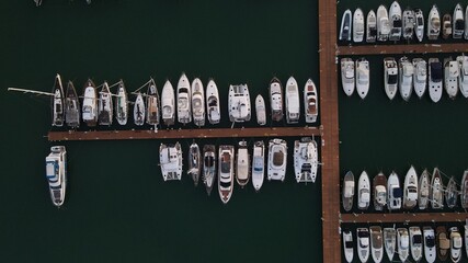 Barche a vela ormeggiate in porto viste dal drone.