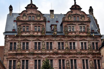 Fototapeta premium Fassade mit Figuren im Heidelberger Schloss