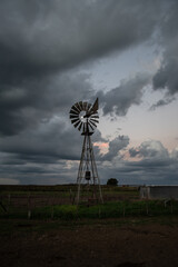 molino tapando la luna al atardecer 