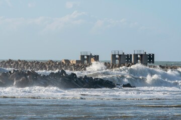 Onde del mare sugli scogli.