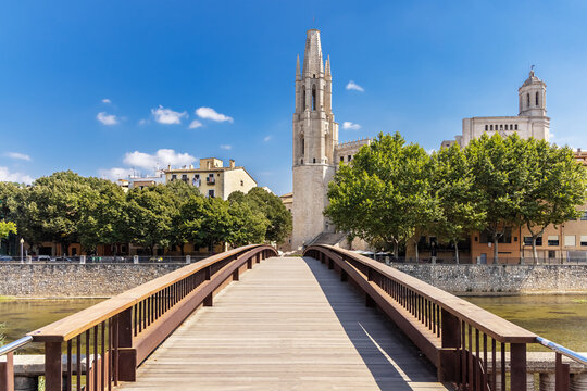 Girona, Bridge over the river in the center of Girona overlooking the Basilica of Saint Feliu on a sunny day, Catalonia, Spain.