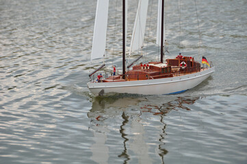RC-Modellsegelboot mit Holzdeck und Spreizgaffel-Takelage