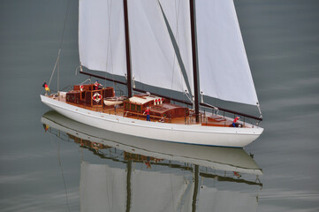 RC-Modellsegelboot mit Holzdeck und Spreizgaffel-Takelage