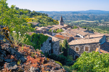 Fototapeta na wymiar France, Ardèche (07), le village de Mirabel dominant la vallée de l'Auzon.