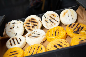 arepas cocidas listas para rellenar en venta callejera