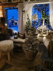 Zimowa dekoracja domku w ogrodzie, zimowa szklarnia, drewniany świąteczny domek - obrazy, fototapety, plakaty