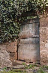 Obraz premium Juillac (Corrèze, France) - Porte ancienne pittoresque
