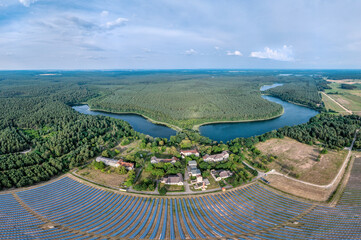 Drei Welten - Naturbelassene Seeen, eine menschliche Siedlung und eine Solarzellen Anlage