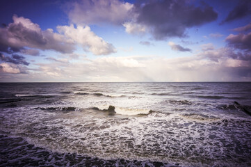 Obraz premium Baltic Sea waves, cloudy sky