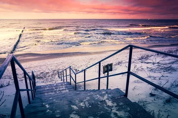 Fototapete Abstieg zum Strand Fußgängerbrücke am Strand im Winter