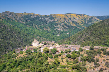 Fototapeta na wymiar France, Ardèche (07), le village perché de Thines, ses maisons en schiste brun sont couvertes de lauzes.
