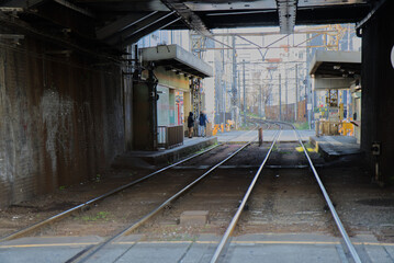 Fototapeta na wymiar 踏切から見る大阪の駅のホーム