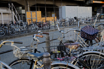 大阪の下町に並ぶたくさんの自転車
