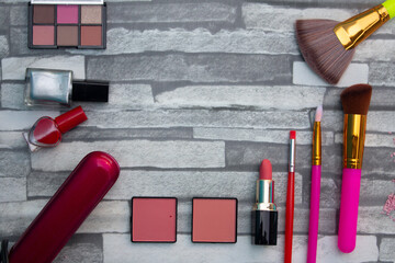 MAQUILLAJE Y HERRAMIENTAS DE BELLEZA ROSA Y ROJO