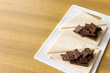 チョコレートパイを手作りするイメージ。バレンタインデーイメージ