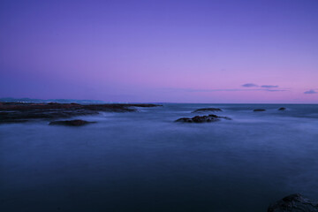 Fototapeta na wymiar 日没前後の岩場のある海岸の不受け4位