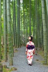 Fototapeta na wymiar 着物姿の少女、日本庭園にて