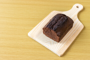 チョコレートパウンドケーキをまな板で切るイメージ。バレンタインデーイメージ。