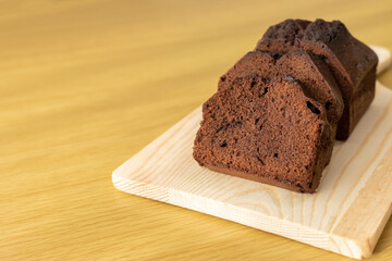 チョコレートパウンドケーキをまな板で切るイメージ。バレンタインデーイメージ。