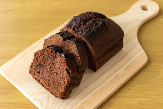 チョコレートパウンドケーキをまな板で切るイメージ。バレンタインデーイメージ。