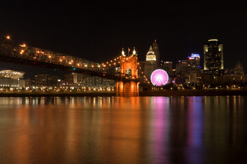 Fototapeta na wymiar アメリカ都市の夜景写真撮影、ビルと橋