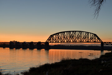 Fototapeta na wymiar アメリカ都市の夜景写真撮影、ビルと橋