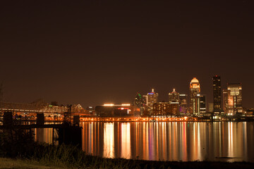 Fototapeta premium アメリカ都市の夜景写真撮影、ビルと橋
