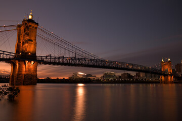アメリカ都市の夜景写真撮影、ビルと橋