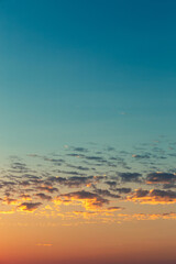 Schöner natürlicher Himmelshintergrund im vertikalen Stil der Sonnenuntergangszeit