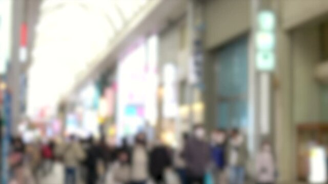 ぼかし背景素材： 多くのマスク姿の人々が行き交う混雑した繁華街の風景  広島市中区本通周辺 4K 2021年12月28日撮影