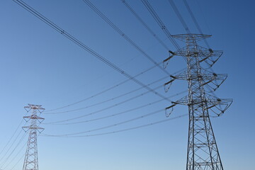 大きな送電塔が2塔と冬の青空
