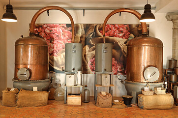 Ancien alambic utilisé pour la distillation de parfum dans une usine à Grasse, France - obrazy, fototapety, plakaty