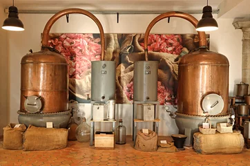Fotobehang Ancien alambic utilisé pour la distillation de parfum dans une usine à Grasse, France © SCHNOOR