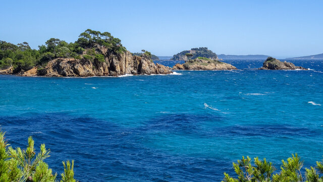 Randonn&eacute;e proche du Fort de Br&eacute;gancon, r&eacute;sidence du pr&eacute;sident Fran&ccedil;ais, bormes les mimosas, var, france - Hiking close to Bregancon Fort, french presidential residence, bormes les mimosas, var, france