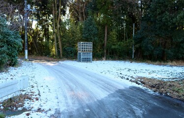 雪の降った翌日の道路　風景