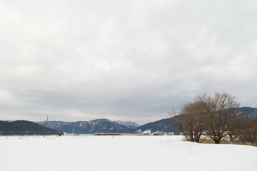 Obraz premium Landscape of snow-covered plains in Shiga Prefecture, Japan in mid-winter.