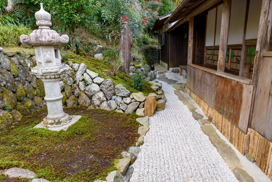 日本家屋の廊下と庭園、灯篭