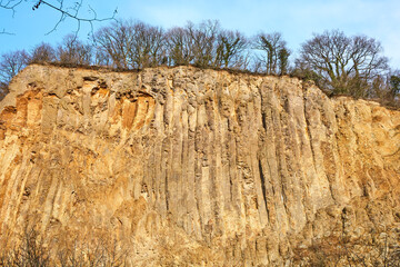 Hohe Basaltwand mit vulkanischem Ursprung am Rhein bei Bonn in Deutschland.