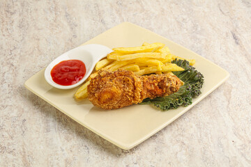 Crispy chicken leg with fry potato