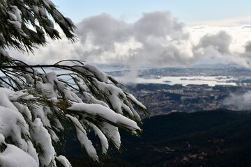 Mont Caume sous la neige à Toulon  La rade blanche