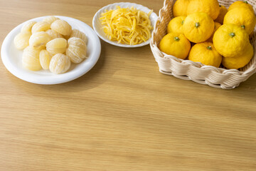 柚子の実と、切った柚子の皮と、剥いた柚子の中身